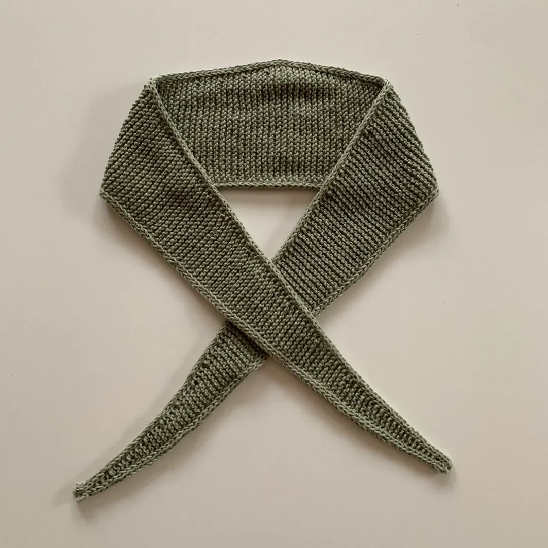 Støvet grønt scarf