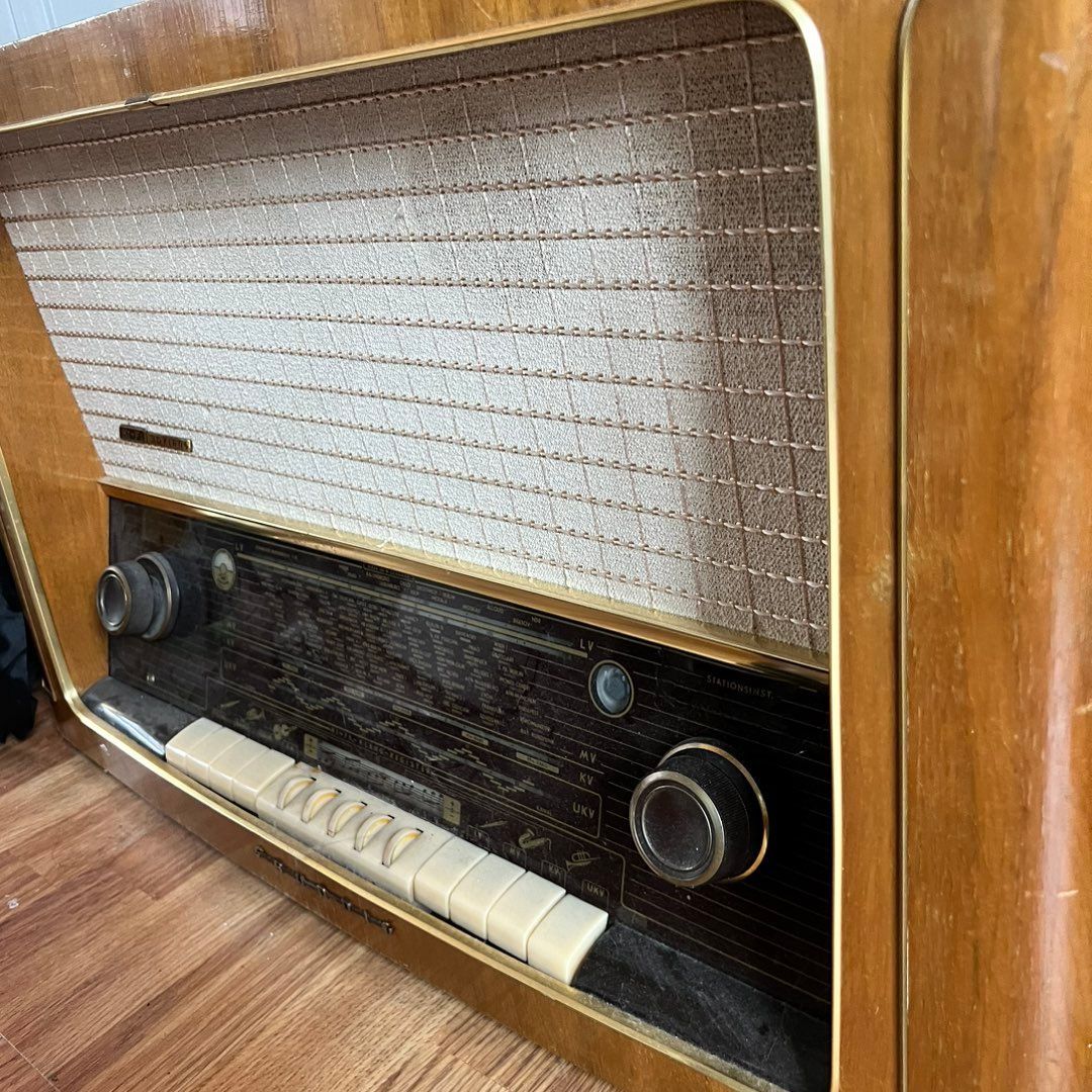 Retro radio