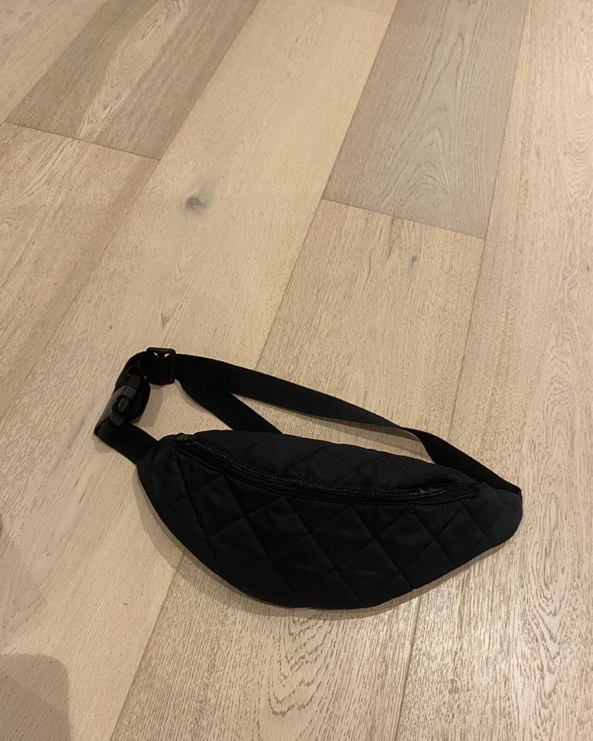 svart fanny pack