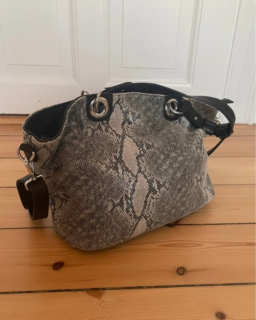 Snakeskin veske