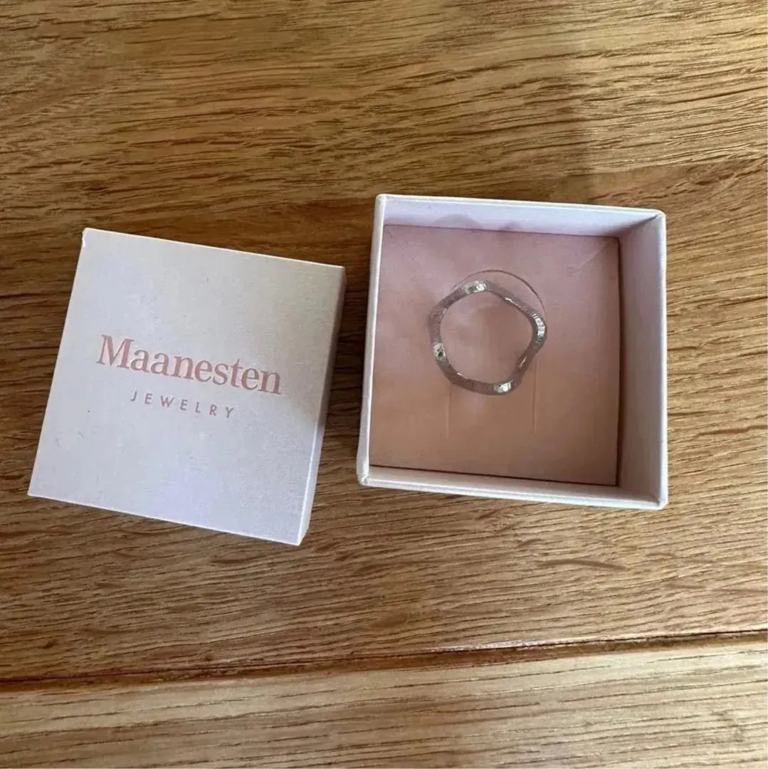 Maanesten ring