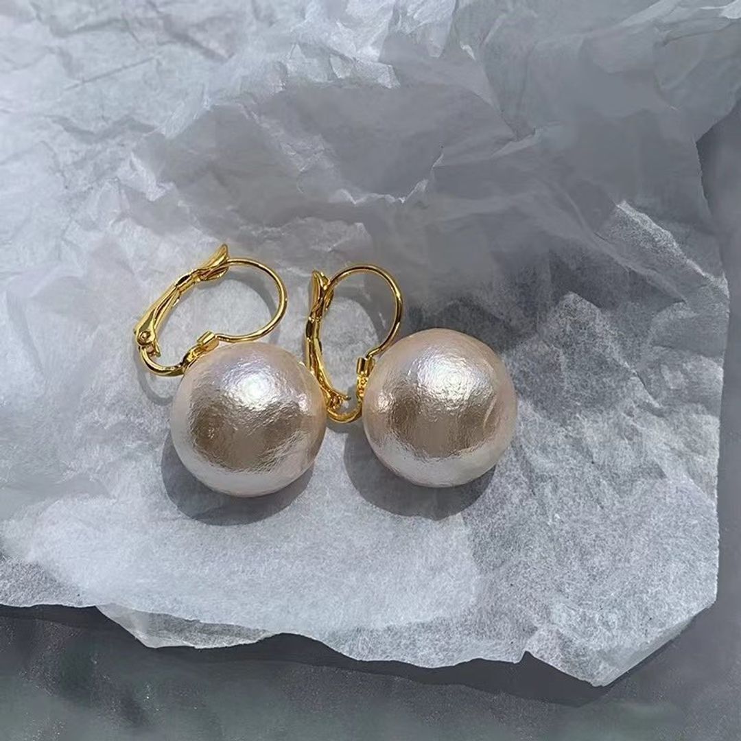 Pearl earring