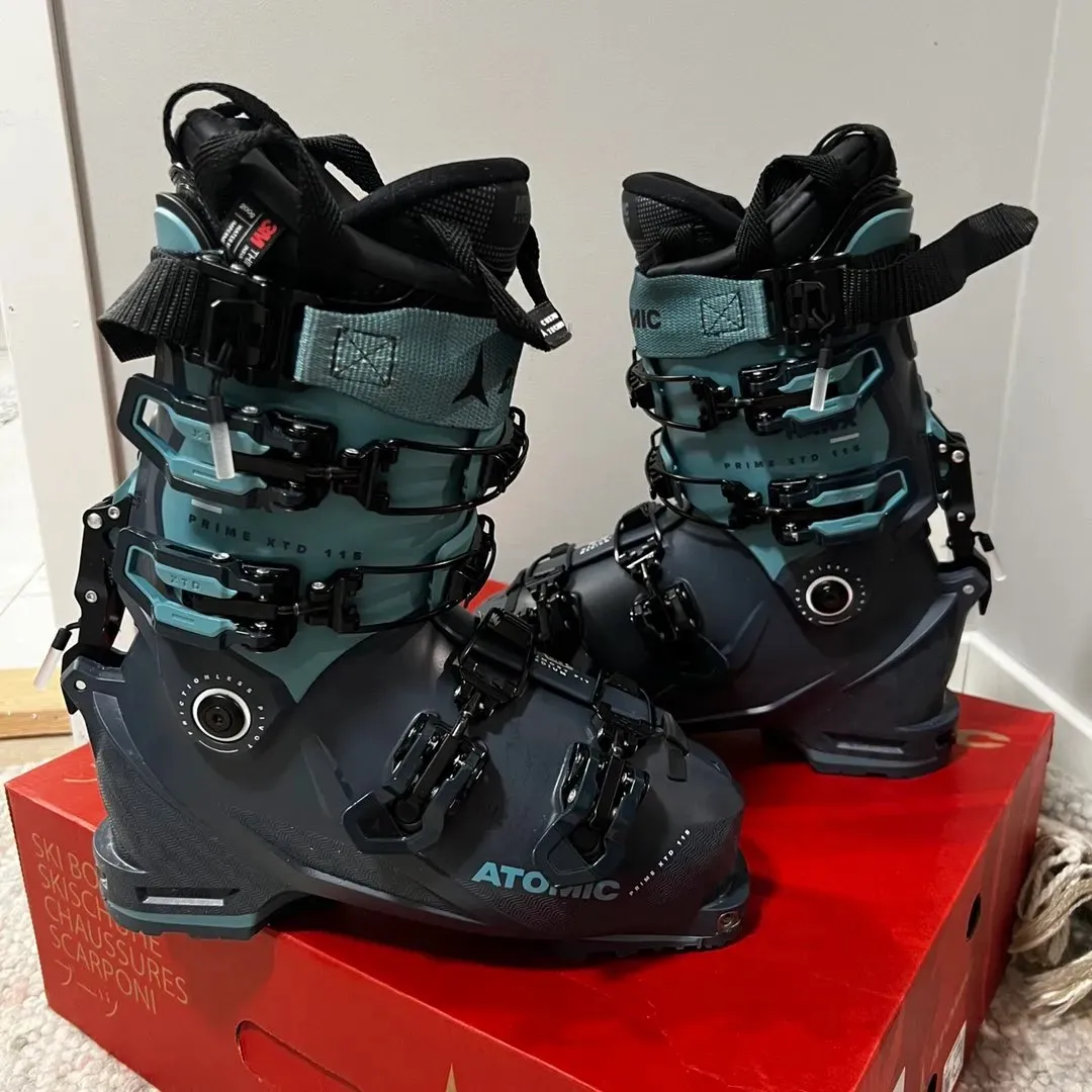 Atomic ski boot