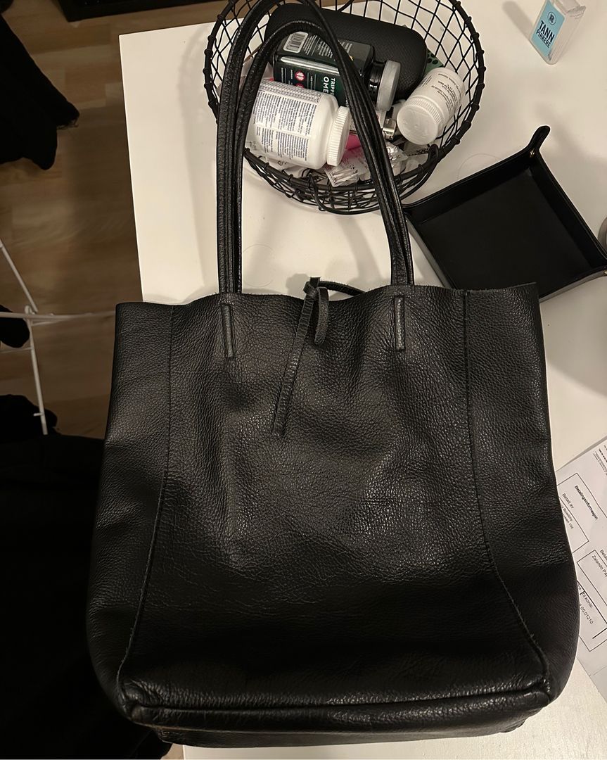 Leather tote bag