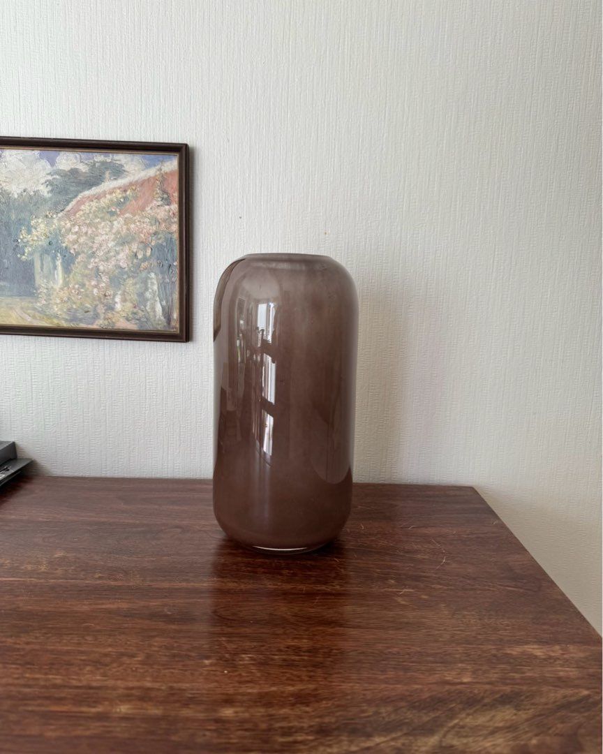 Høy brun vase