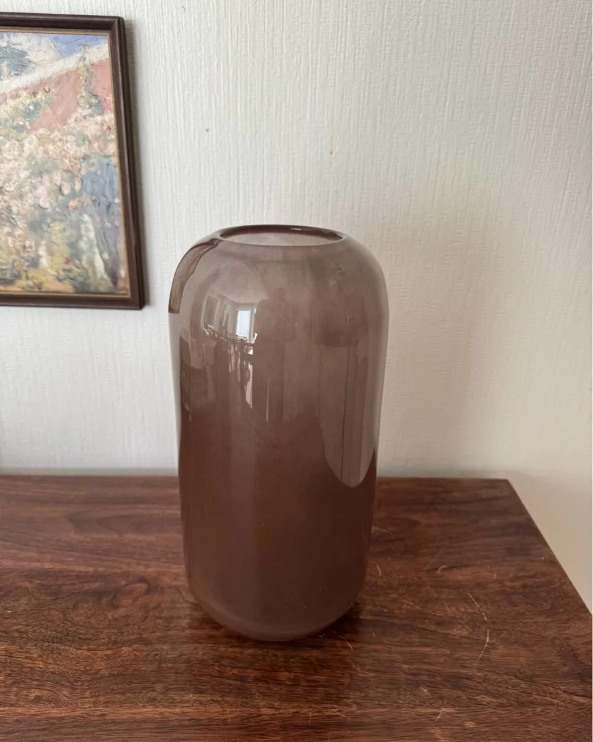 Høy brun vase