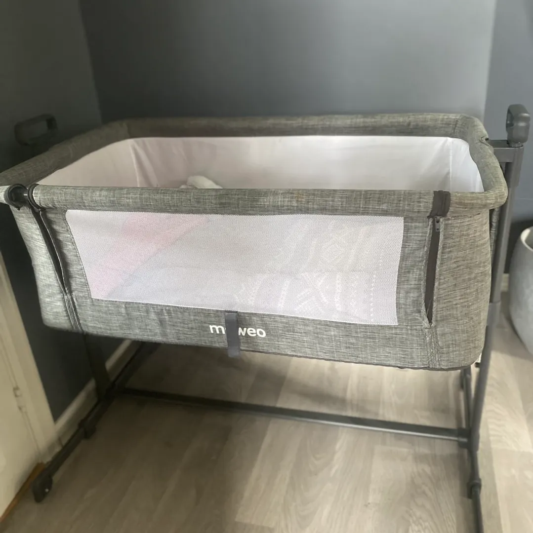 Moweo bedside crib