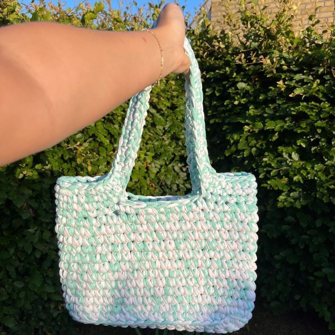 Crochet shoulderbag