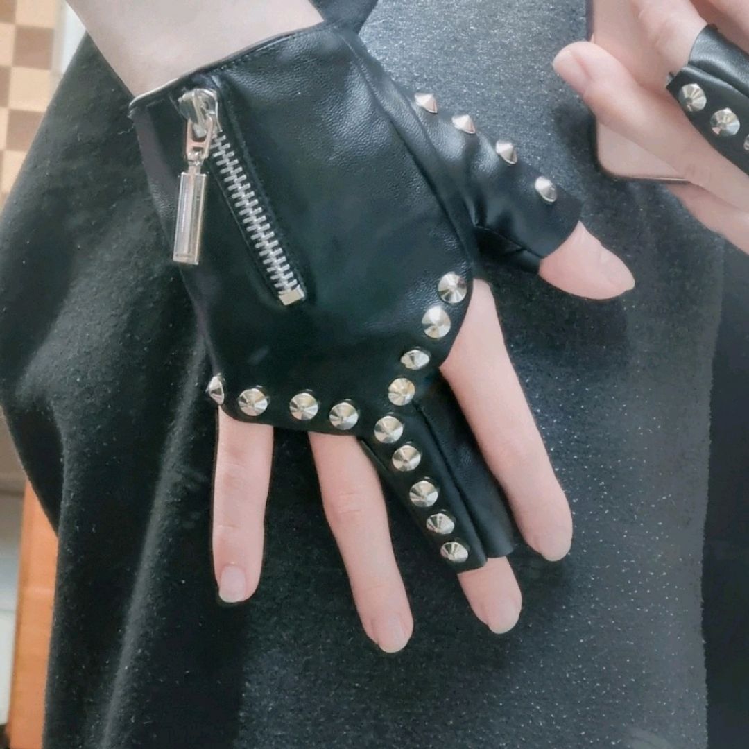 Stud gloves