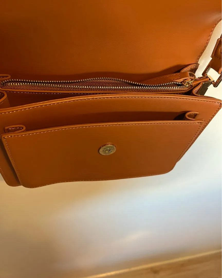 Cross body taske