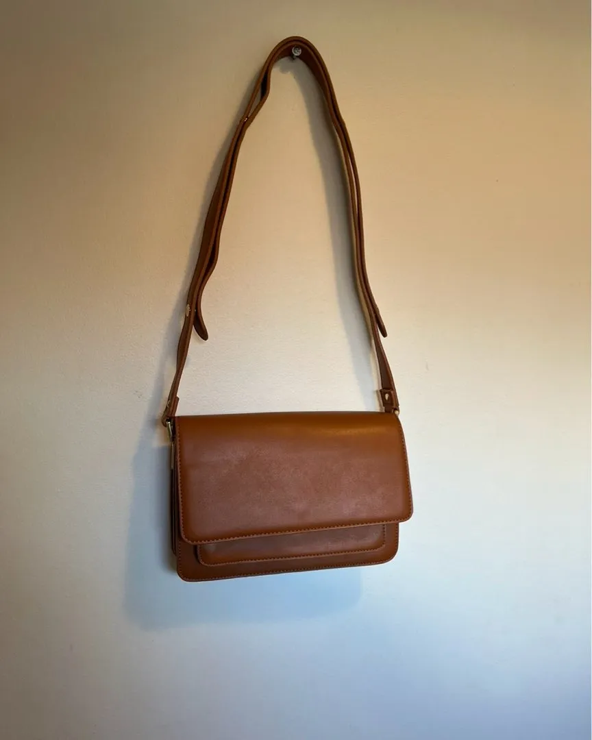 Cross body taske