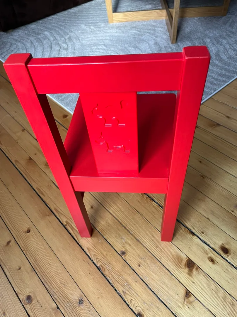 Fin rød barnestol