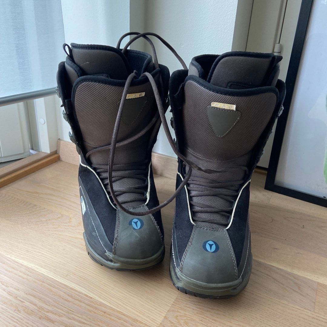 Snowboard boots