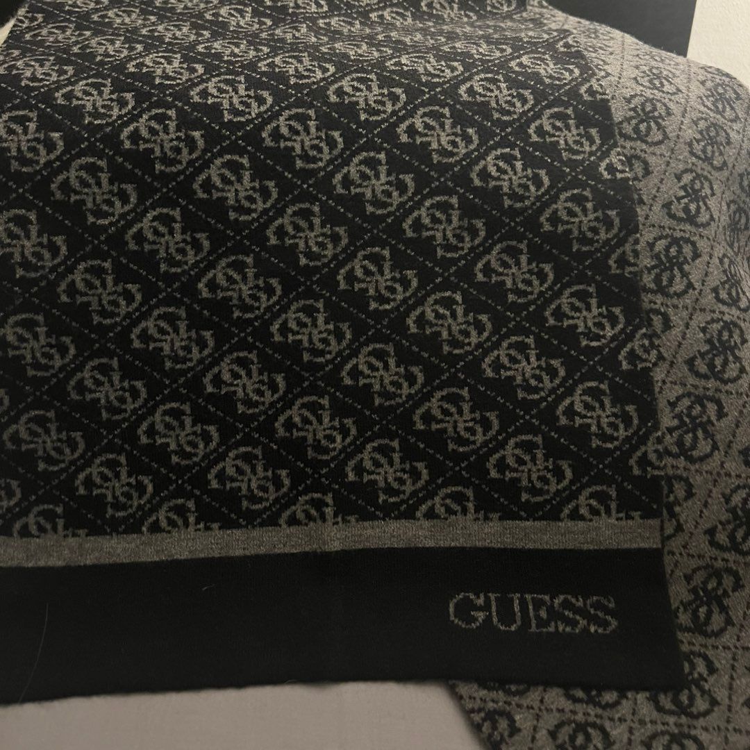 Guess skjerf