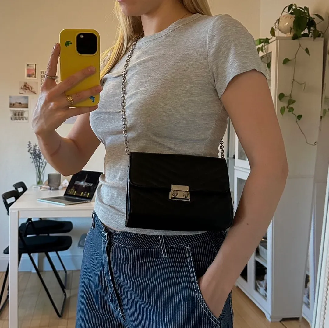 Cross body taske