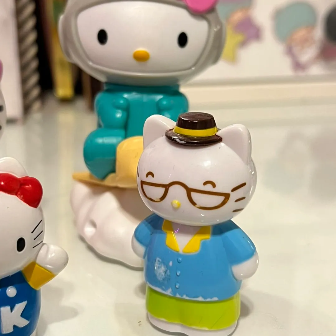 7 Hello kitty figure