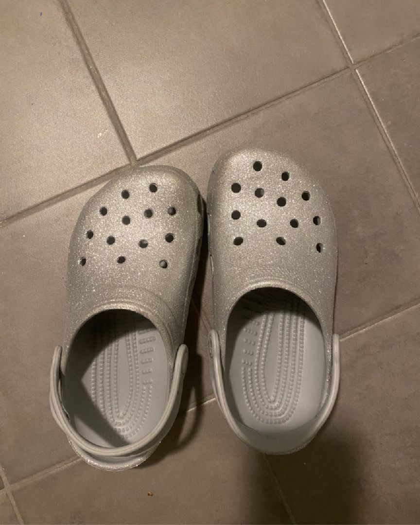 Crocs i sølv