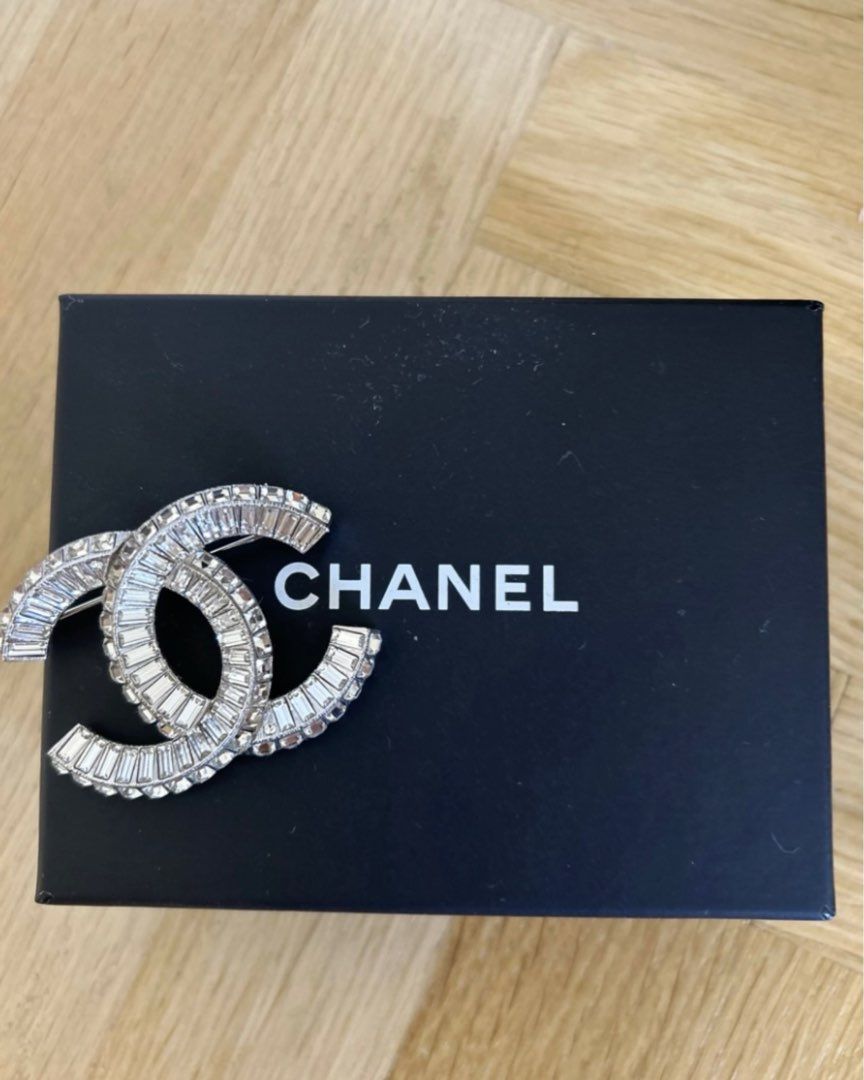 Chanel cc brooch