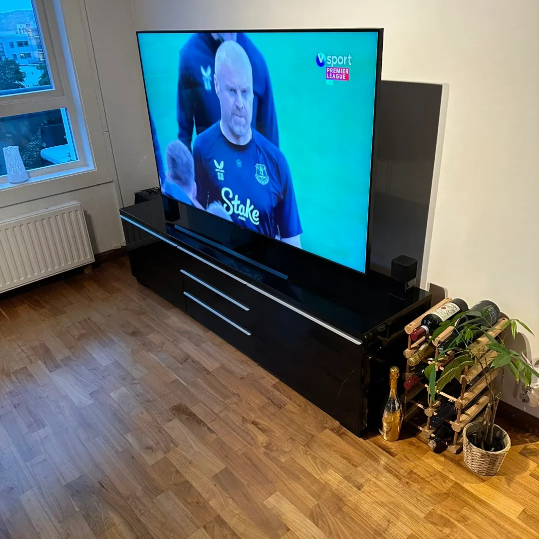 Sort TV-benk