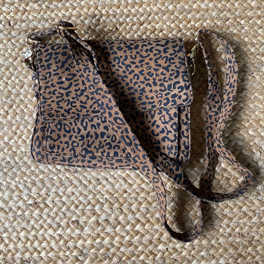 LEOPARD CROSSBODY