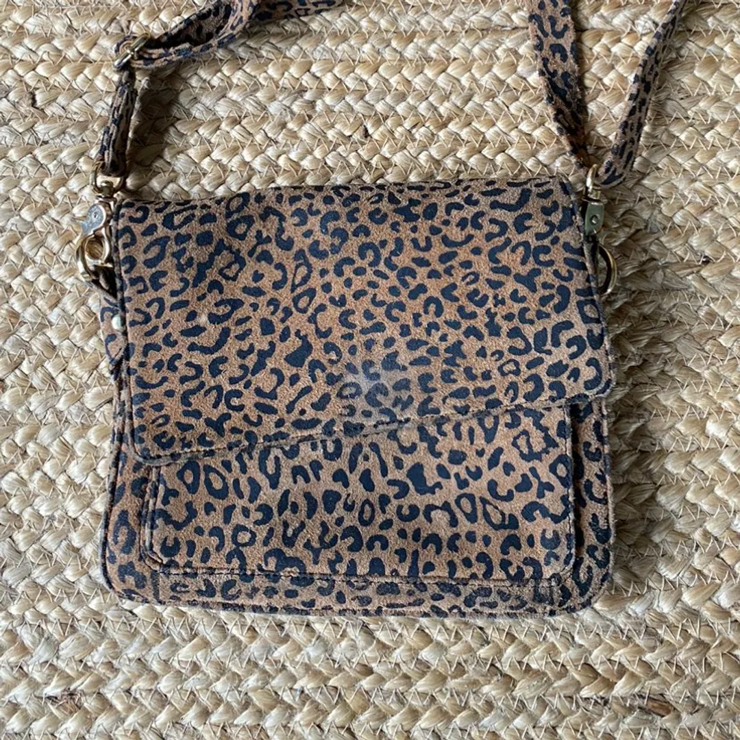 LEOPARD CROSSBODY