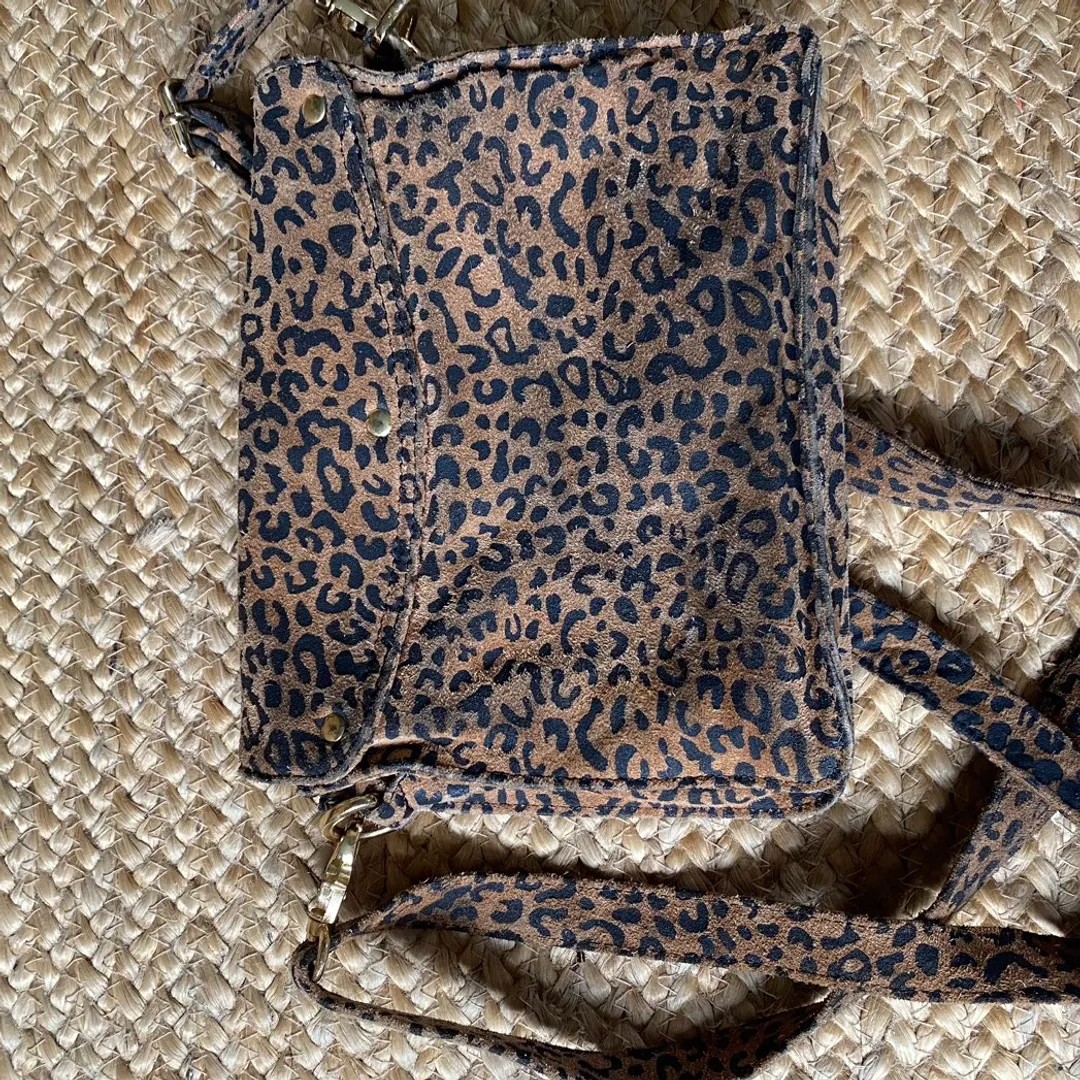 LEOPARD CROSSBODY