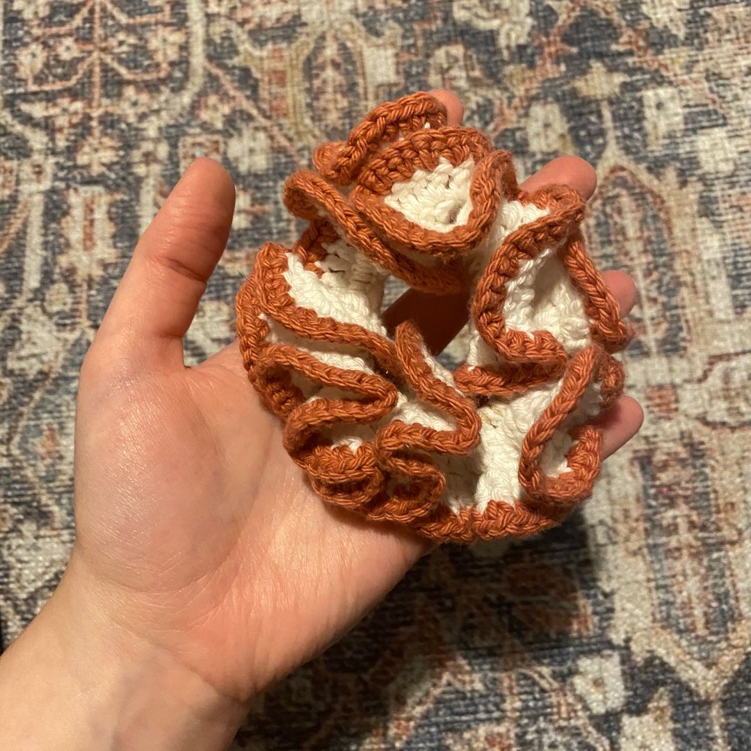 Virkattu scrunchie