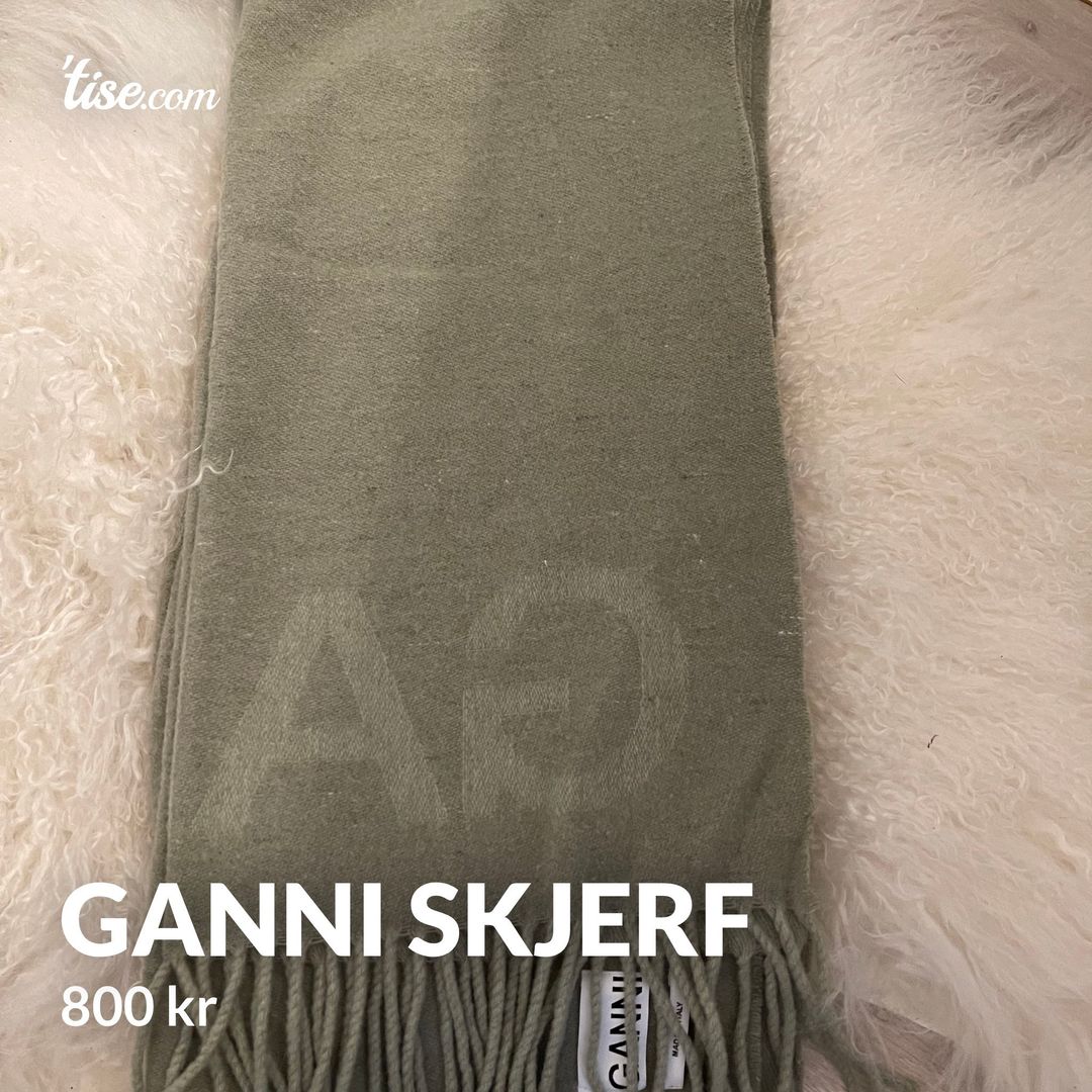 Ganni skjerf