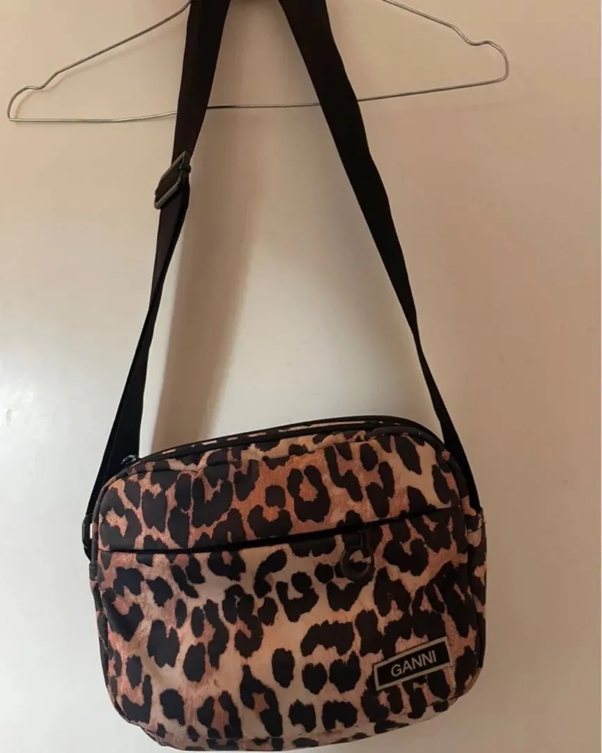 Ganni leopard taske