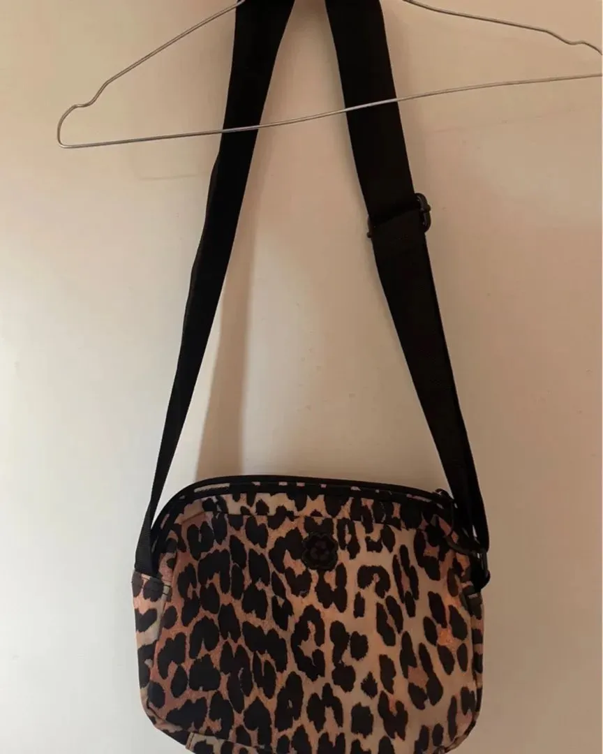 Ganni leopard taske