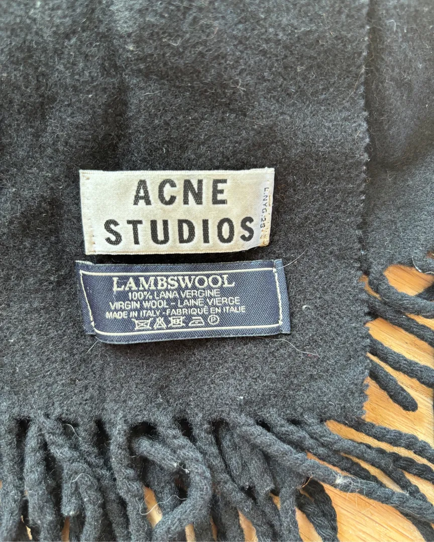 Acne skjerf