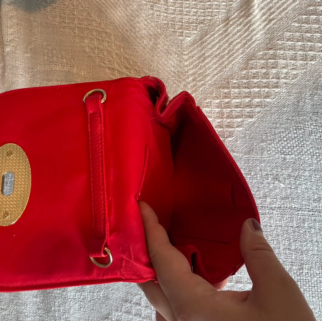 Liten rød clutch