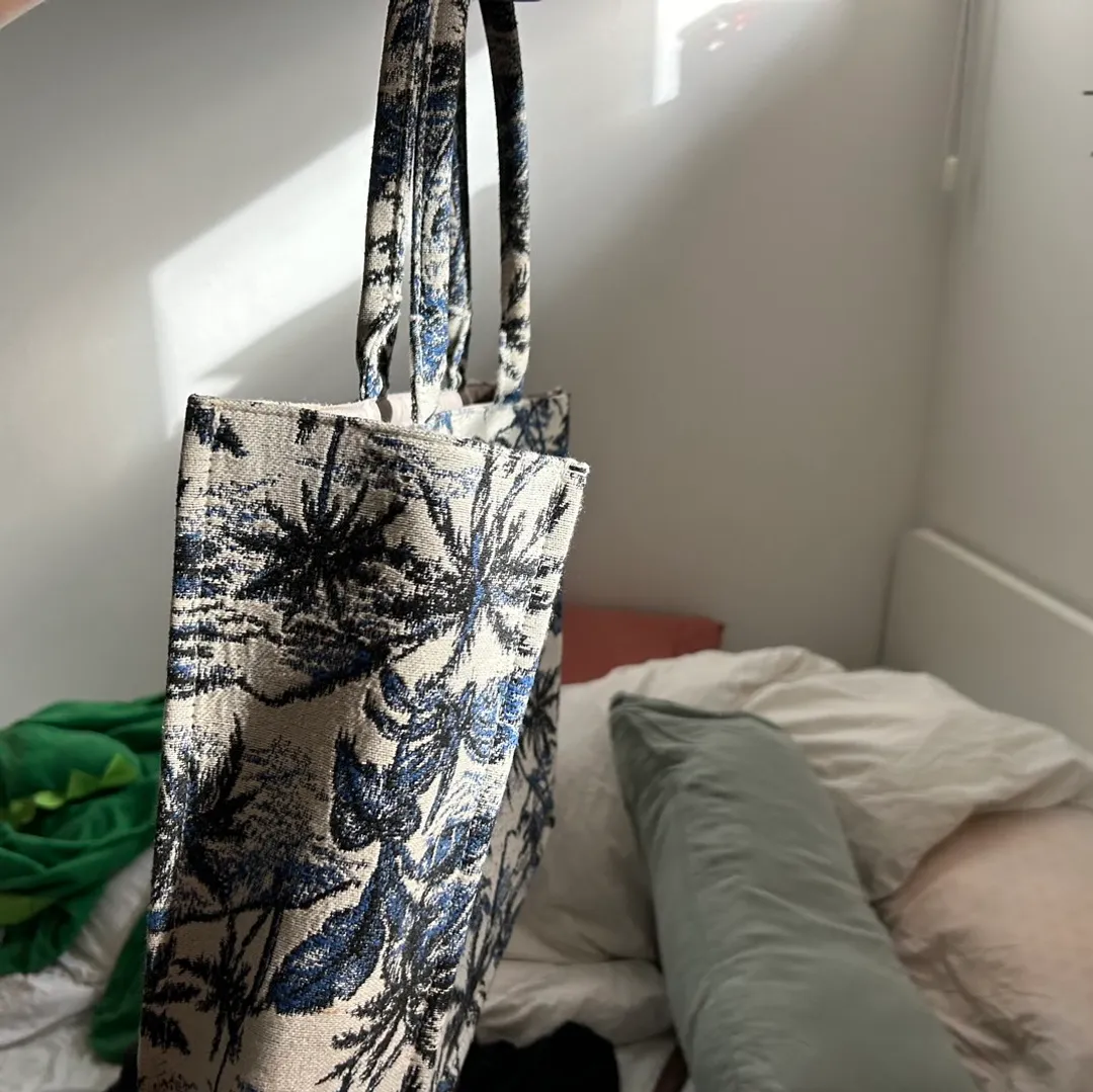 Tote bag