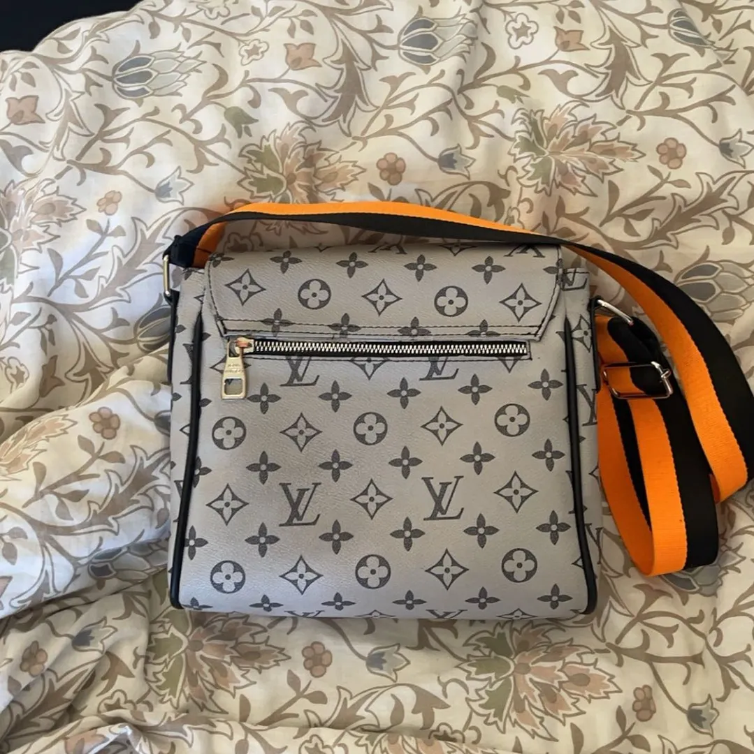 Lv Sidebag