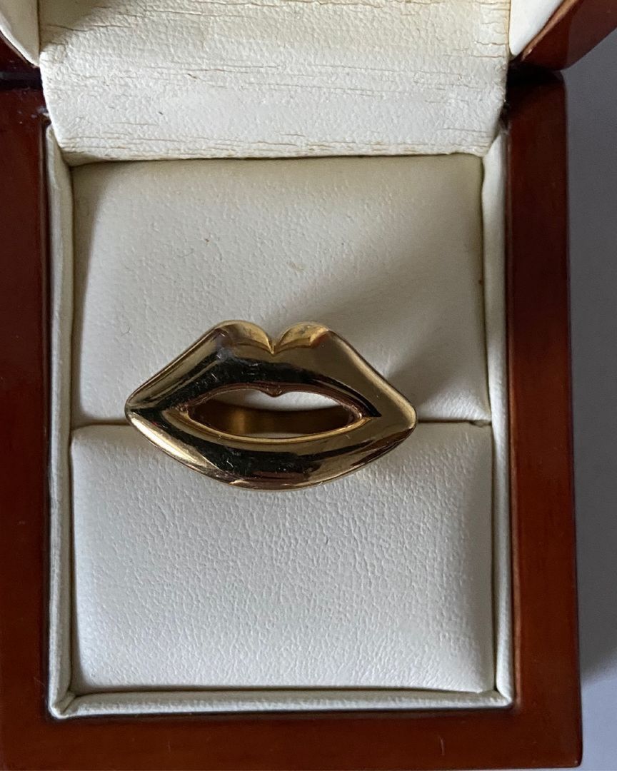 Kiss ring