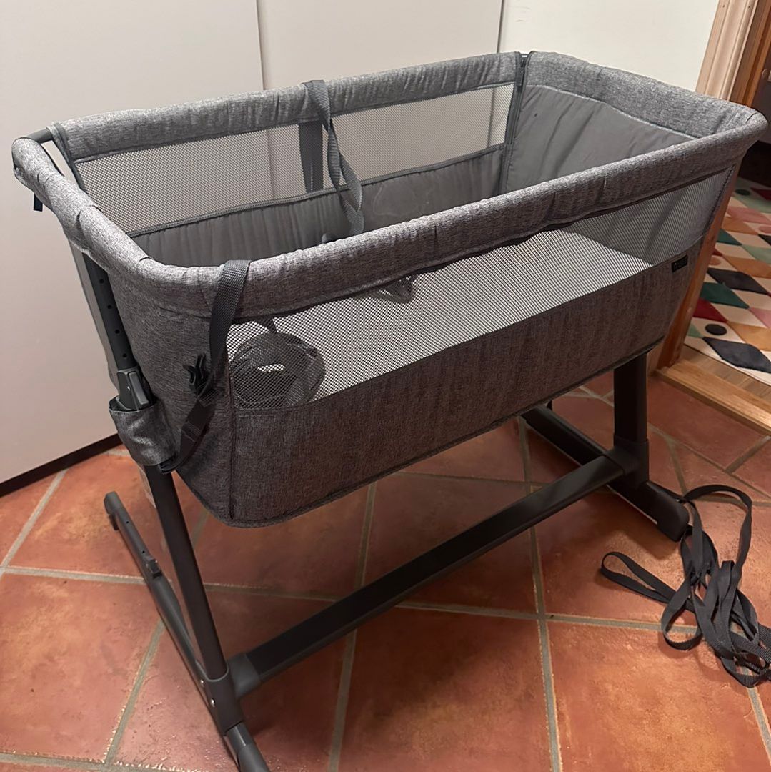 Yngri bedside crib