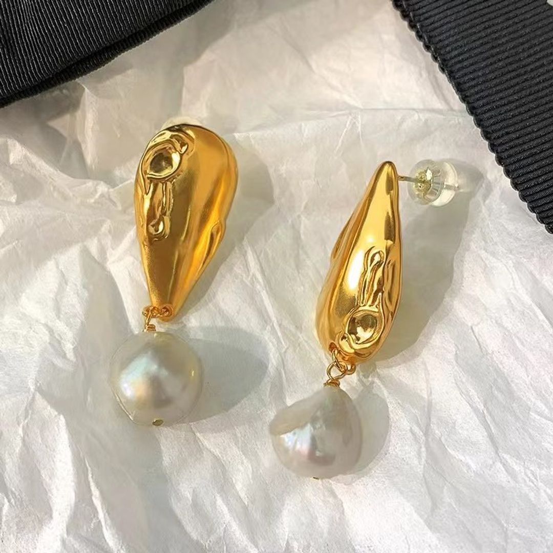 Drop pearl earring