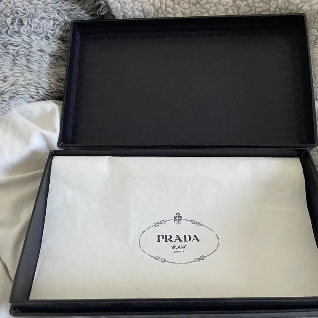 prada laatikko