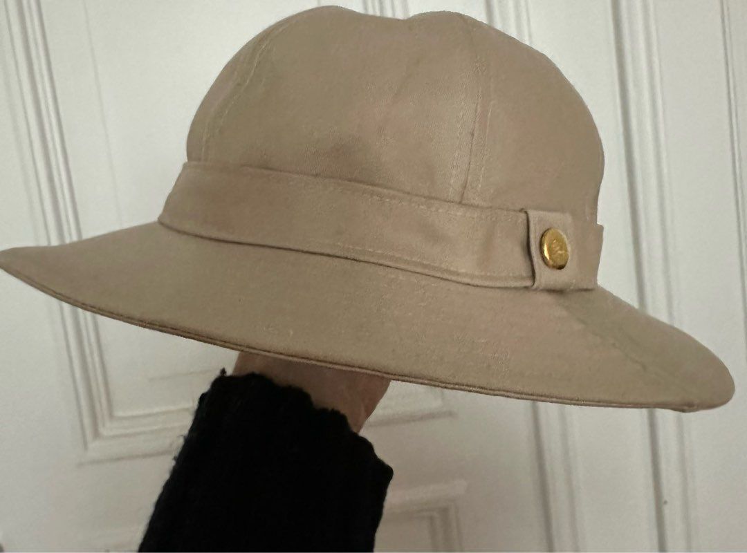 Burberry hat,