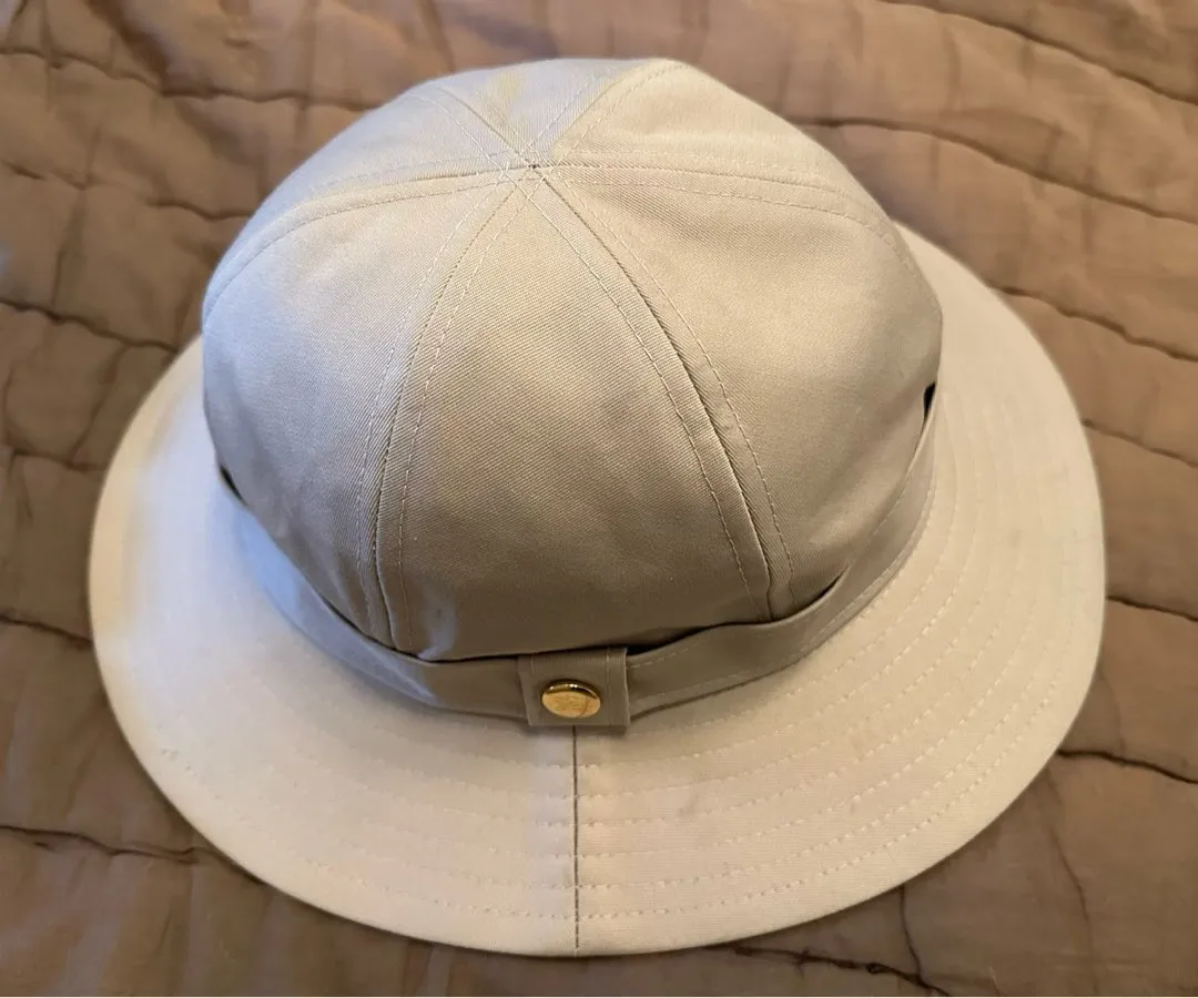 Burberry hat,