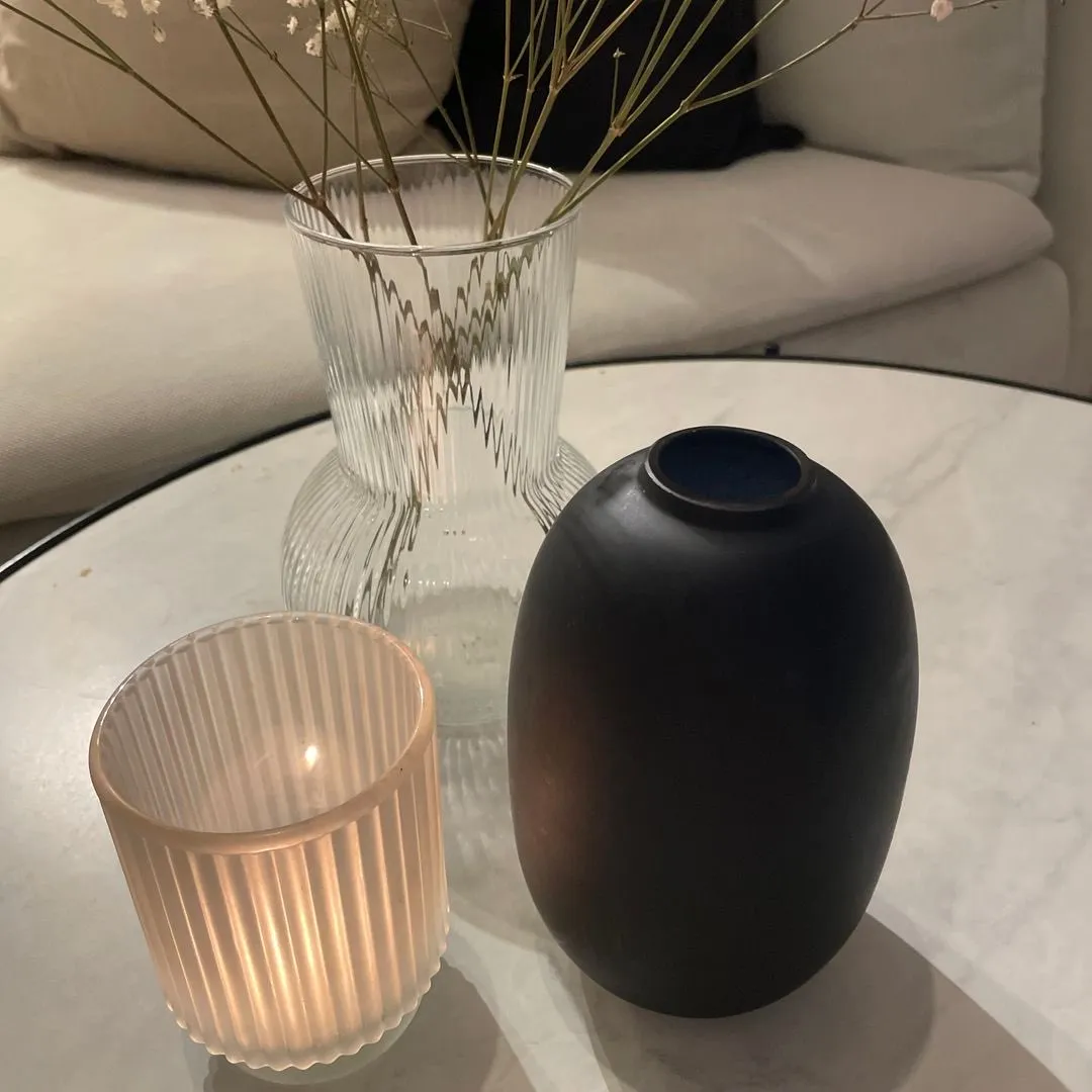 Svart liten vase