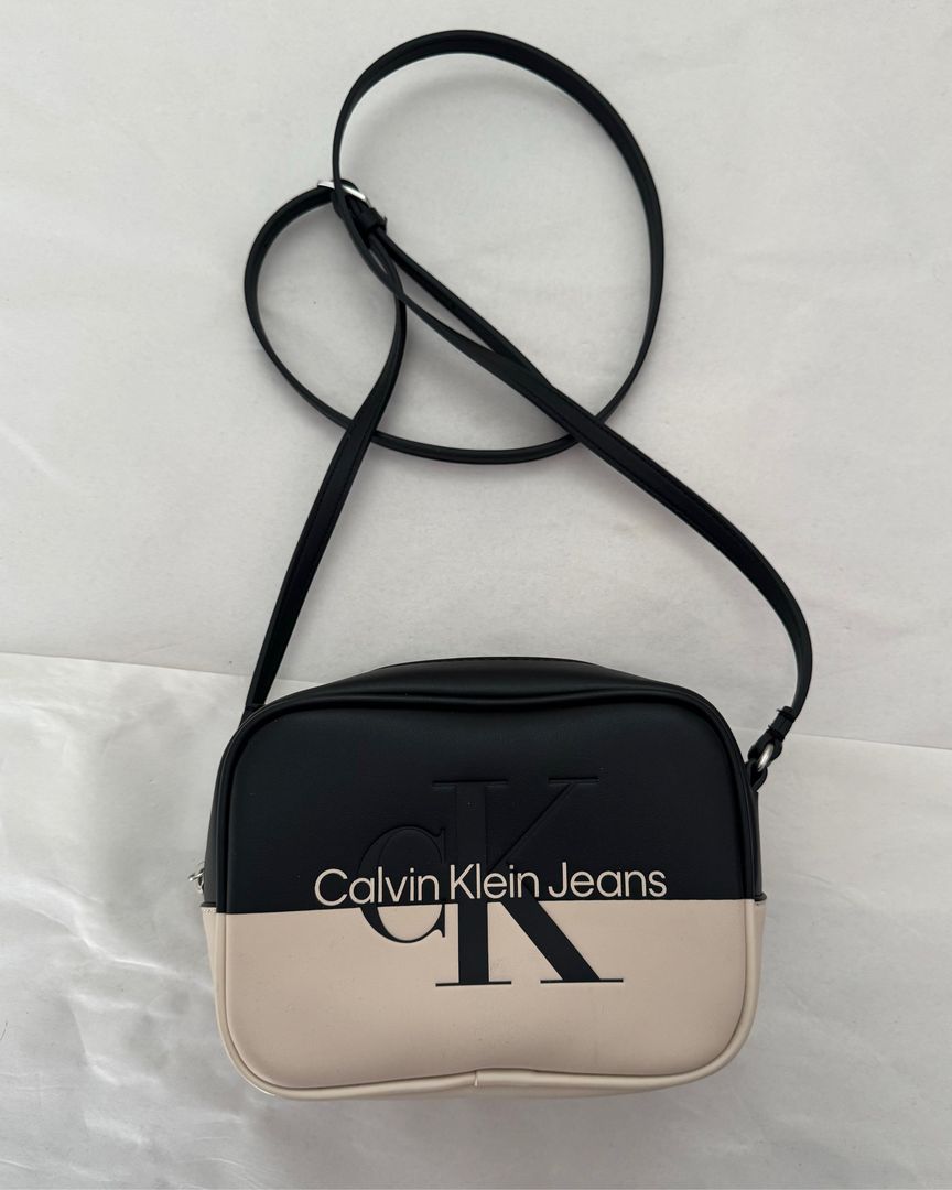 CALVIN KLEIN VESKE