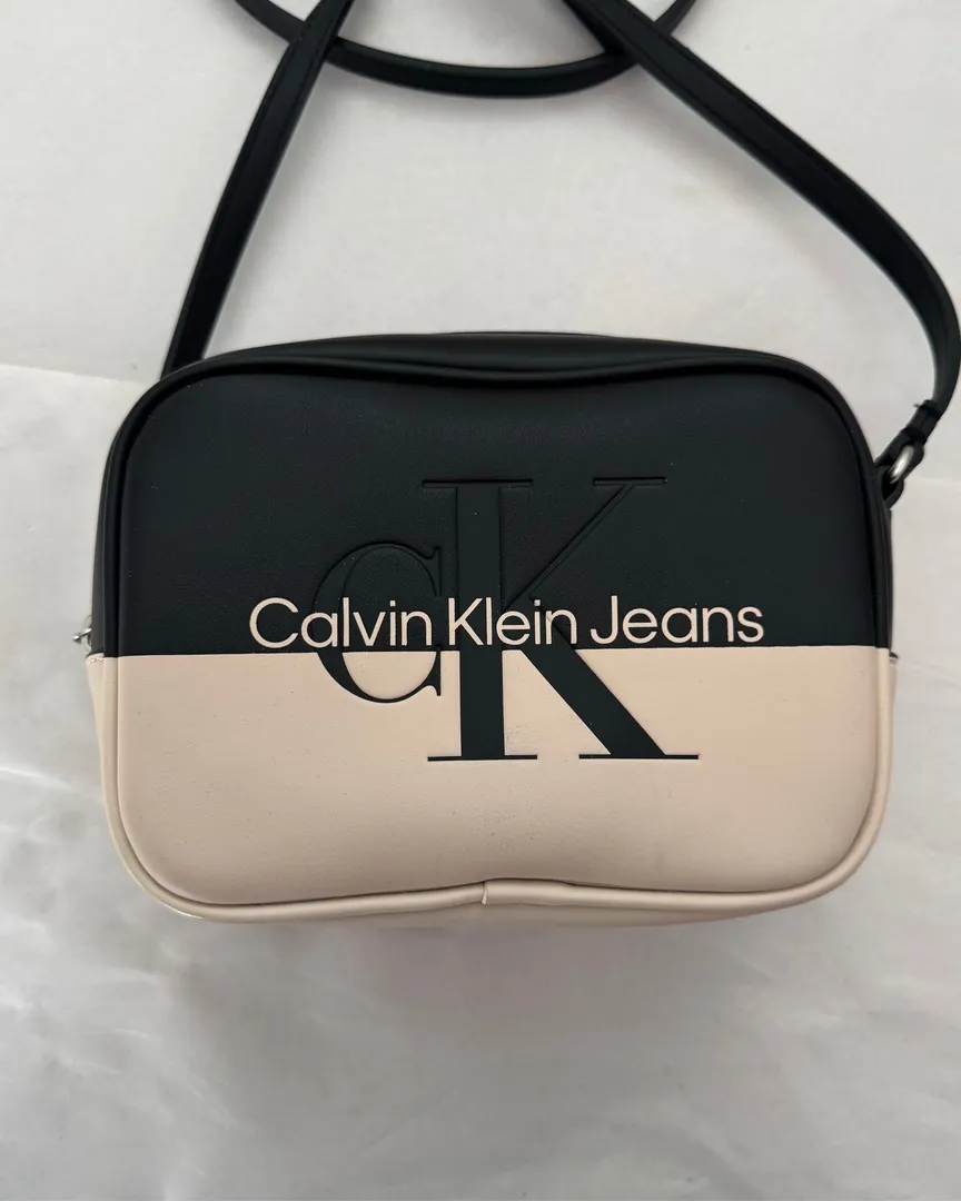 CALVIN KLEIN VESKE