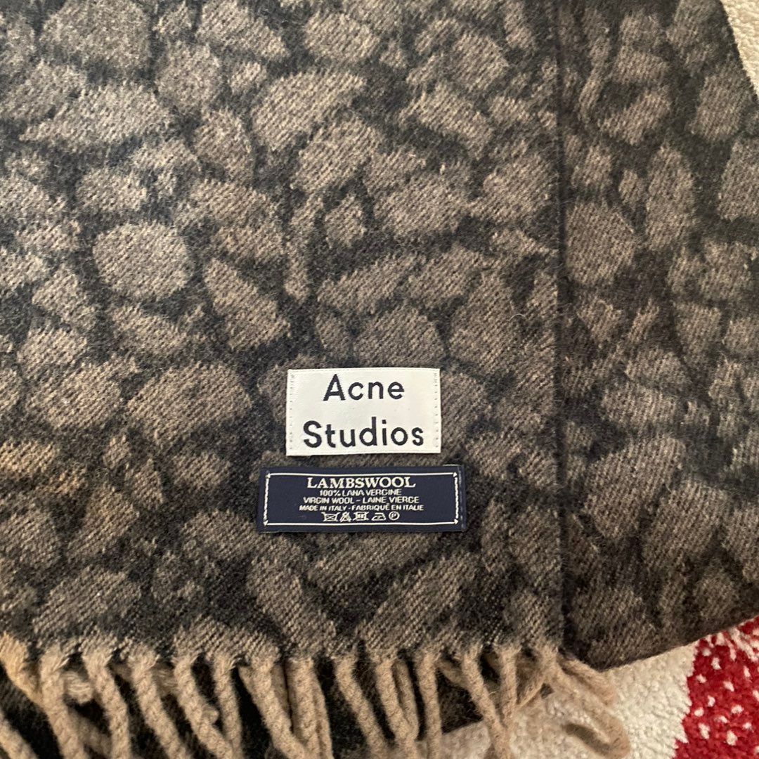 Acne skjerf ubrukt