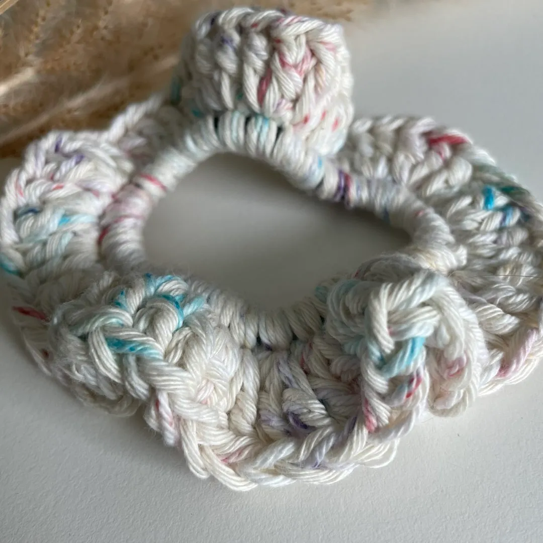 Heklet scrunchie