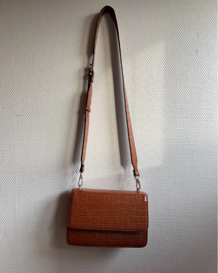 Cross body taske