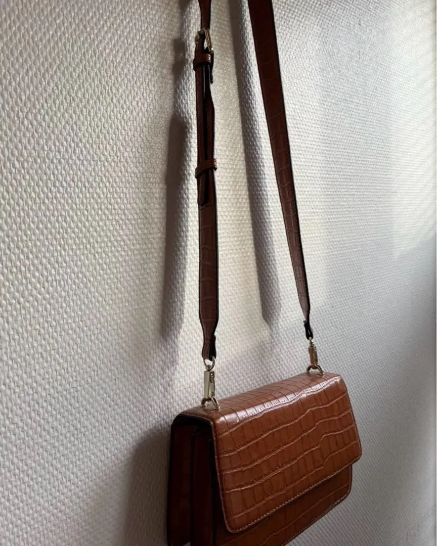 Cross body taske