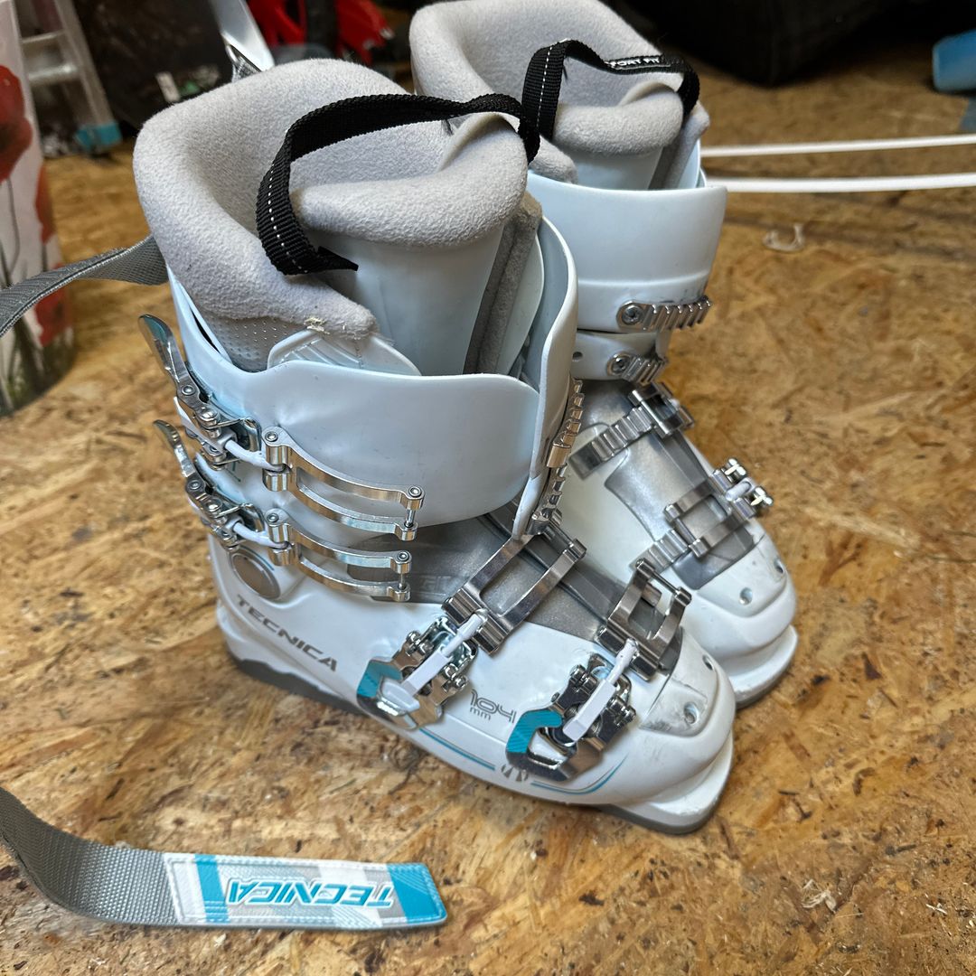 Alpine ski boot