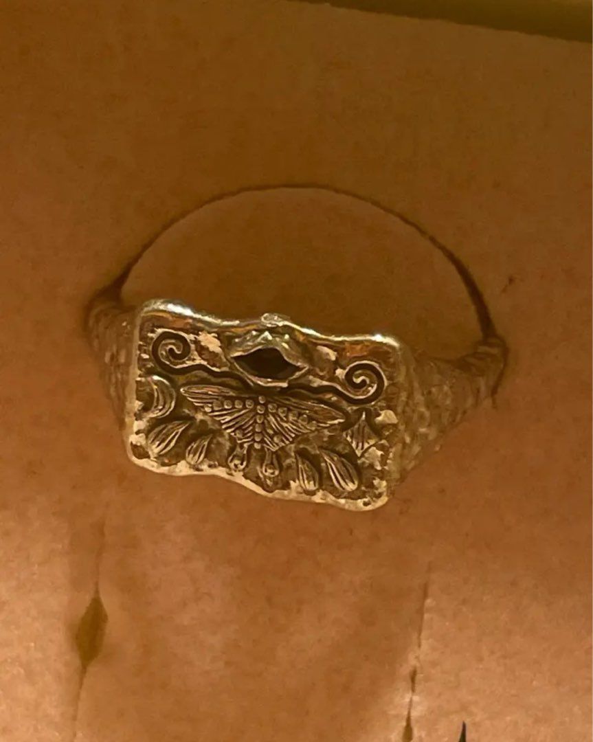 Maanesten ring