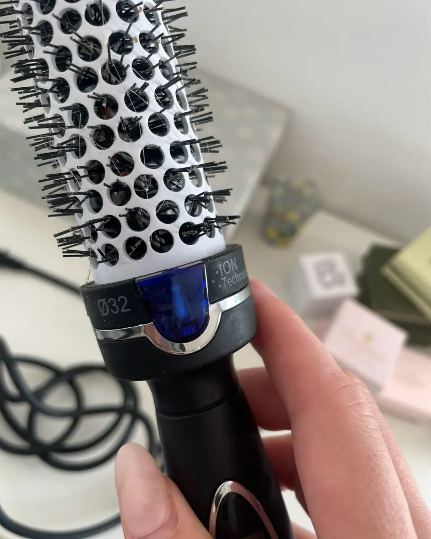 Cera styling brush